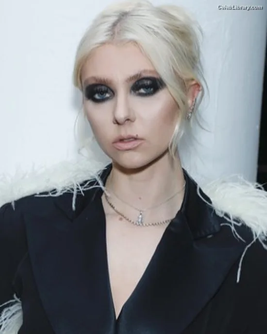 Taylor Momsen photo 6 of 1237