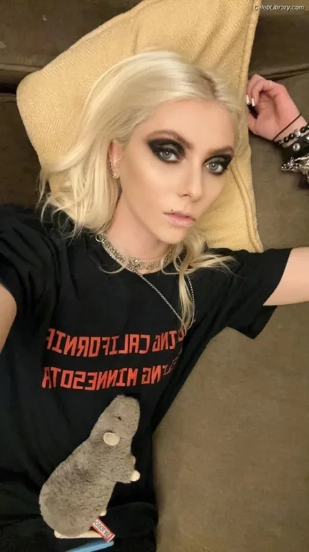 Taylor Momsen photo 9 of 1237