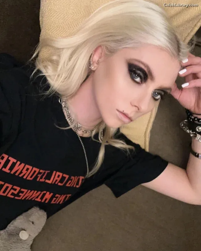Taylor Momsen photo 10 of 1237