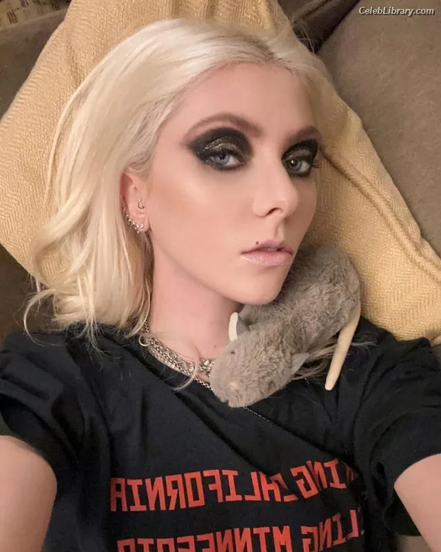 Taylor Momsen photo 11 of 1237