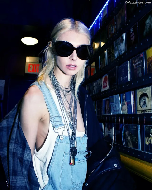 Taylor Momsen photo 1 of 1237
