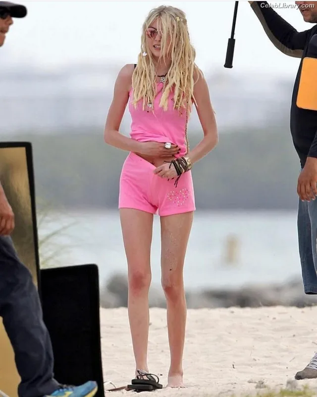 Taylor Momsen photo 10 of 1237