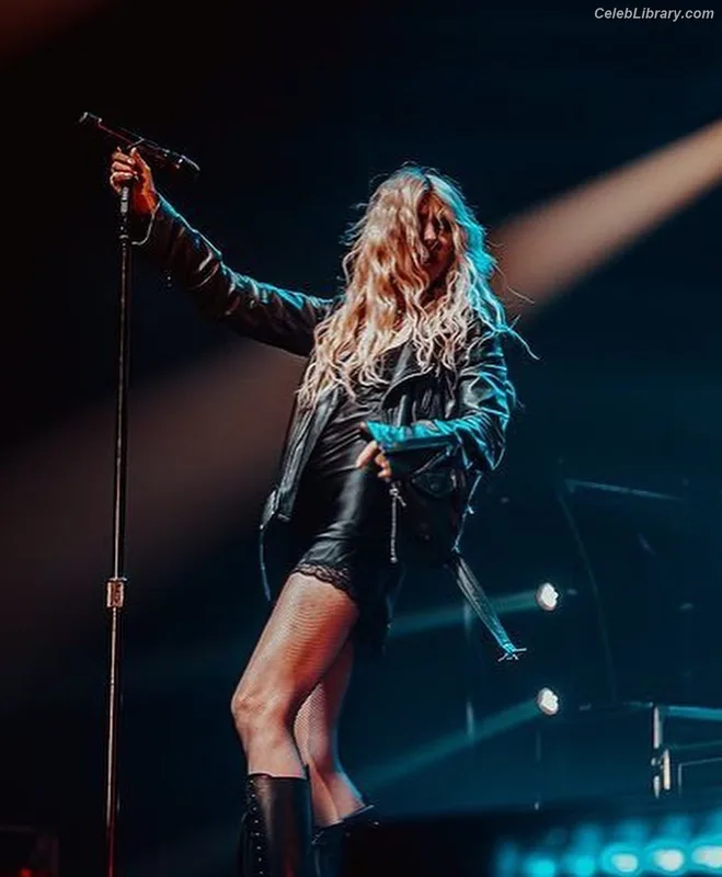 Taylor Momsen photo 16 of 1237