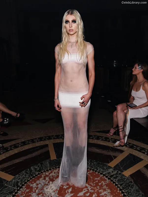 Taylor Momsen photo 1 of 1237