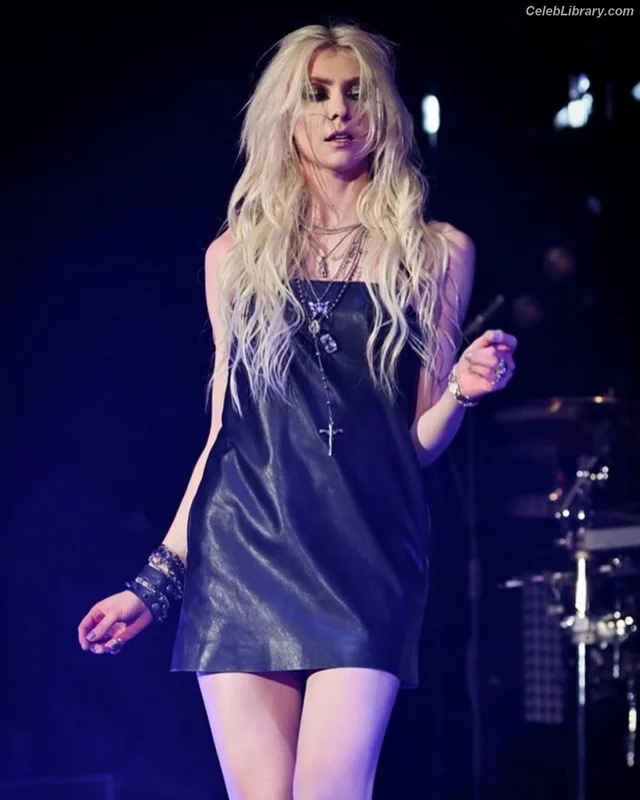 Taylor Momsen photo 11 of 1237