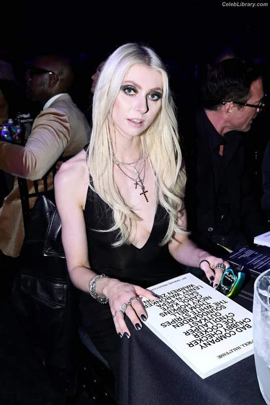 Taylor Momsen photo 12 of 1237