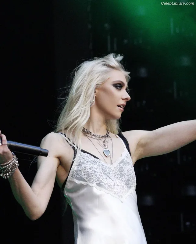 Taylor Momsen photo 17 of 1237