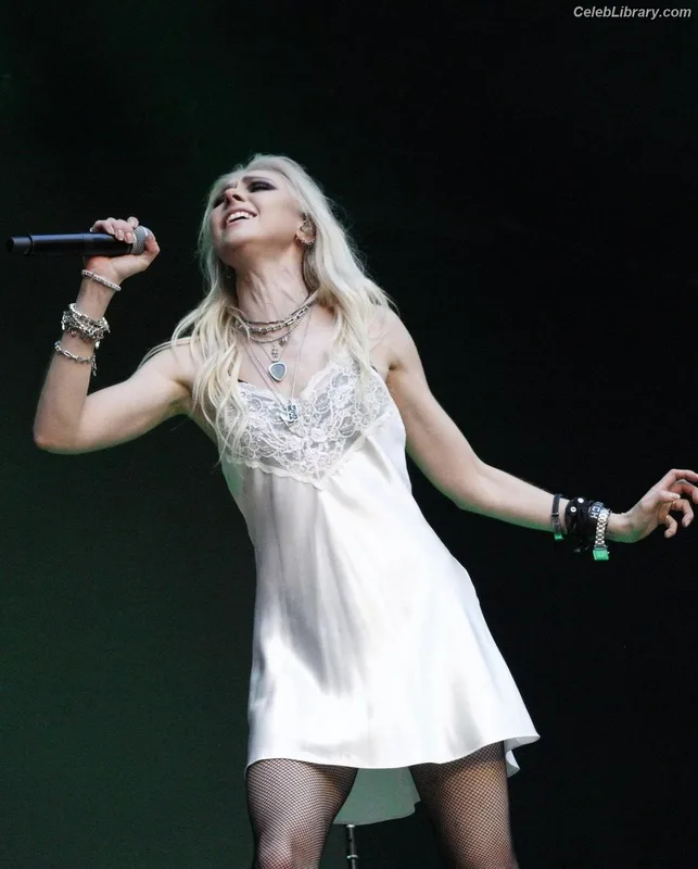 Taylor Momsen photo 18 of 1237