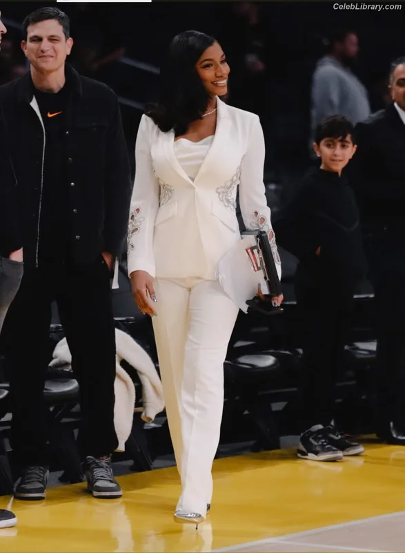 Taylor Rooks photo 4 of 402