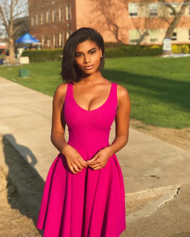 Taylor Rooks photo 15 of 402
