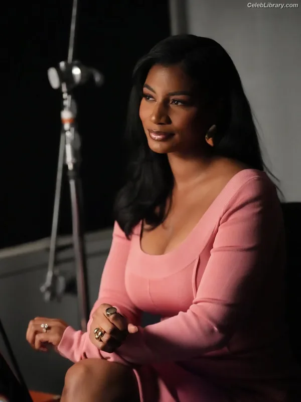 Taylor Rooks photo 5 of 402
