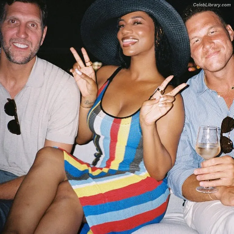 Taylor Rooks photo 8 of 402