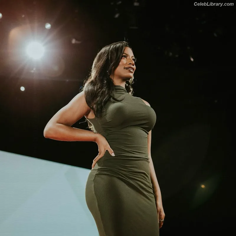 Taylor Rooks photo 5 of 402