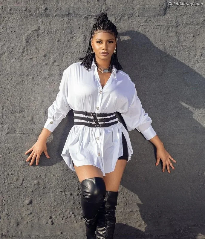 Taylor Rooks photo 7 of 402