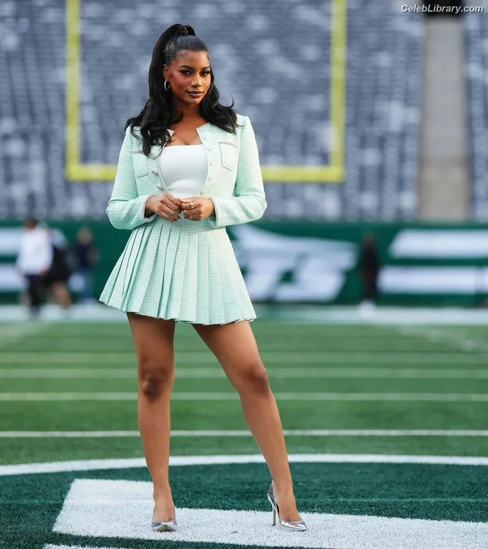 Taylor Rooks photo 8 of 402