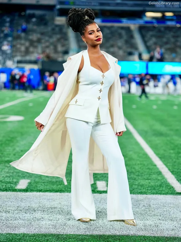 Taylor Rooks photo 4 of 402