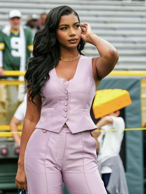 Taylor Rooks photo 9 of 402