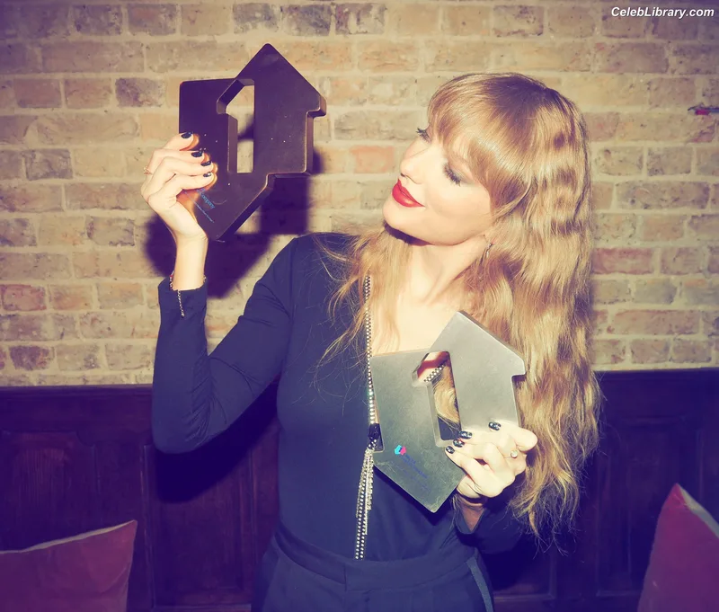 Taylor Swift photo 22 of 4190