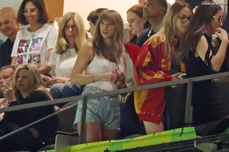 Taylor Swift photo 2 of 4190