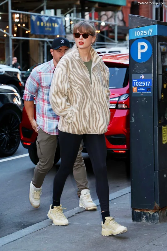 Taylor Swift photo 15 of 4190