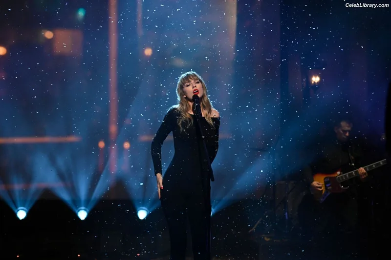 Taylor Swift photo 16 of 4190