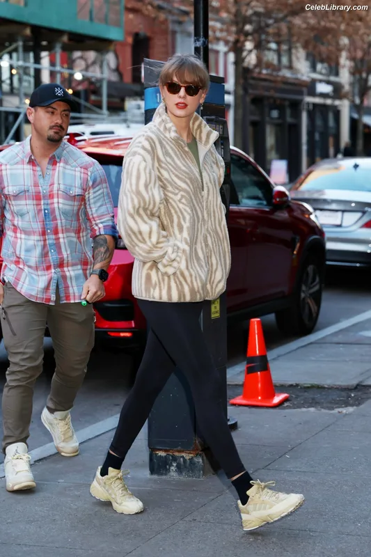 Taylor Swift photo 2 of 4190