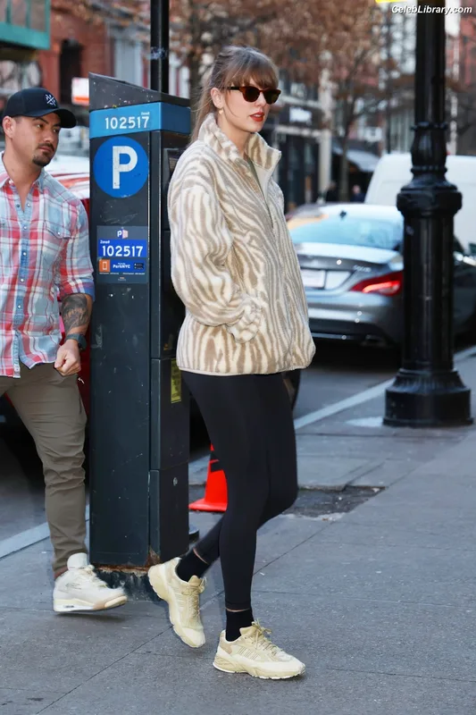 Taylor Swift photo 9 of 4190