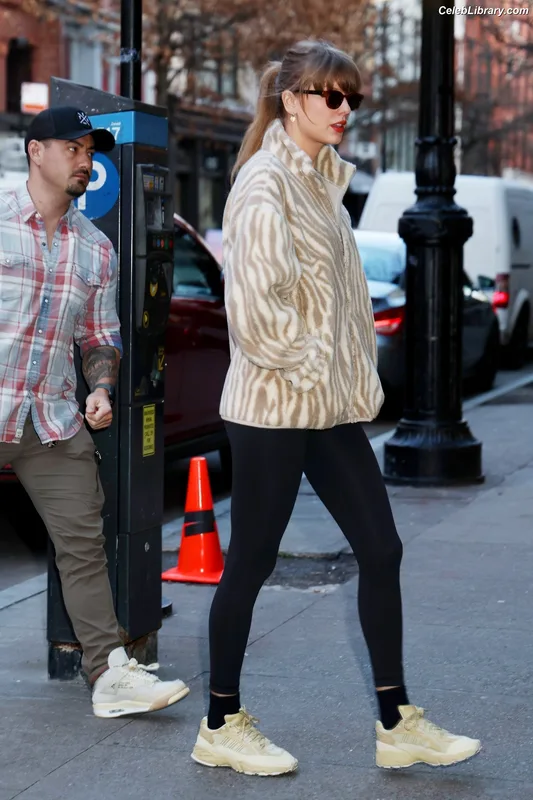 Taylor Swift photo 8 of 4190