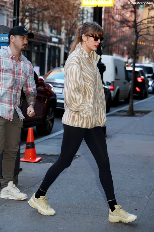 Taylor Swift photo 10 of 4190