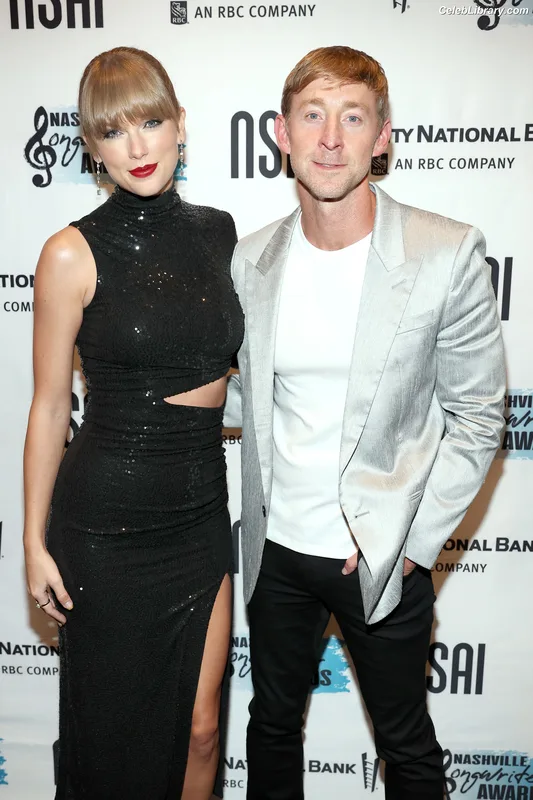Taylor Swift photo 12 of 4190
