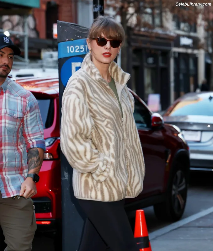 Taylor Swift photo 10 of 4190