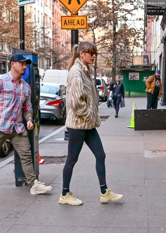Taylor Swift photo 16 of 4190