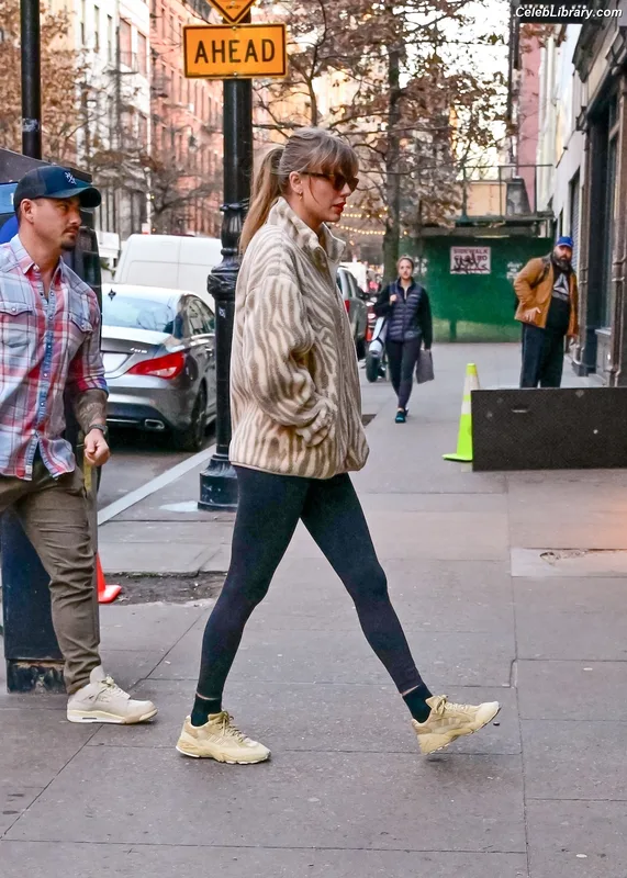 Taylor Swift photo 2 of 4190