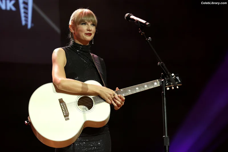Taylor Swift photo 15 of 4190