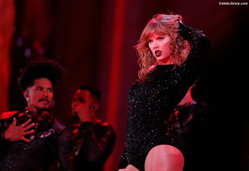 Taylor Swift photo 10 of 4190