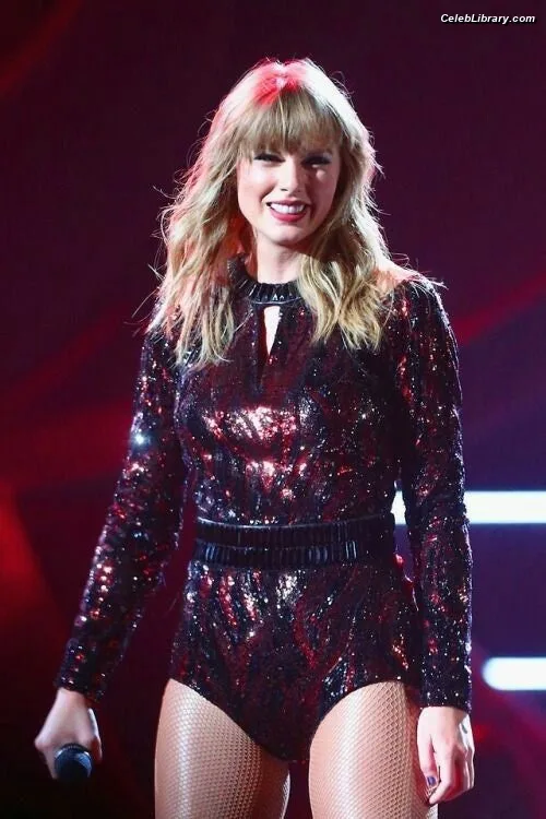 Taylor Swift photo 17 of 4190
