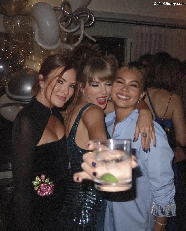 Taylor Swift photo 2 of 4190