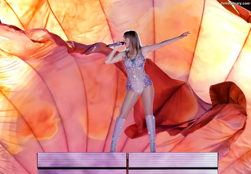 Taylor Swift photo 10 of 4190