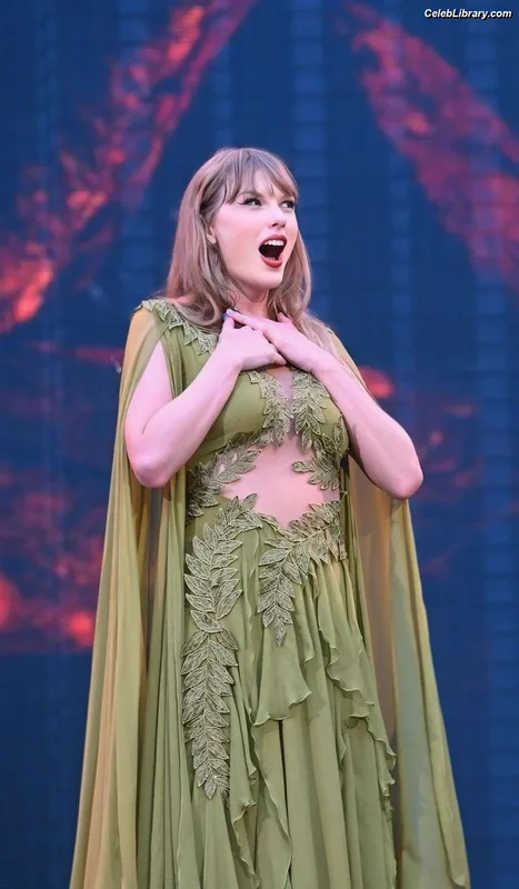 Taylor Swift photo 3 of 4190