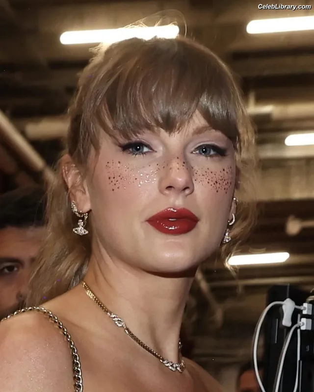 Taylor Swift photo 16 of 4190