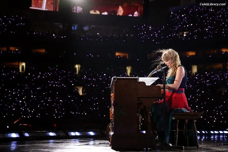 Taylor Swift photo 24 of 4190
