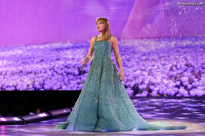 Taylor Swift photo 1 of 4190