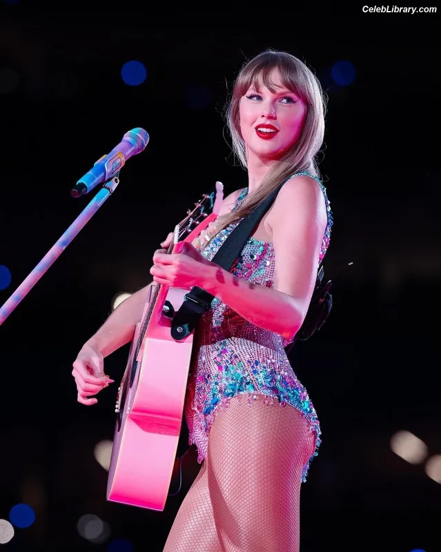 Taylor Swift photo 22 of 4190