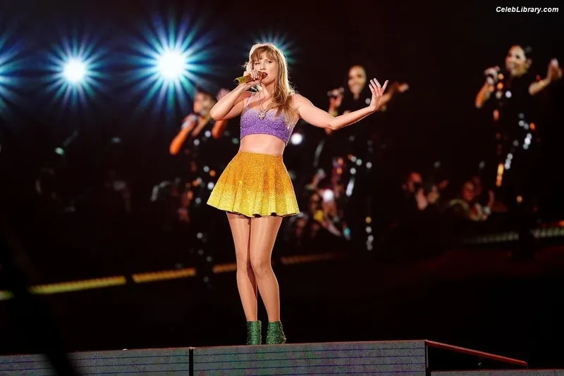 Taylor Swift photo 10 of 4190