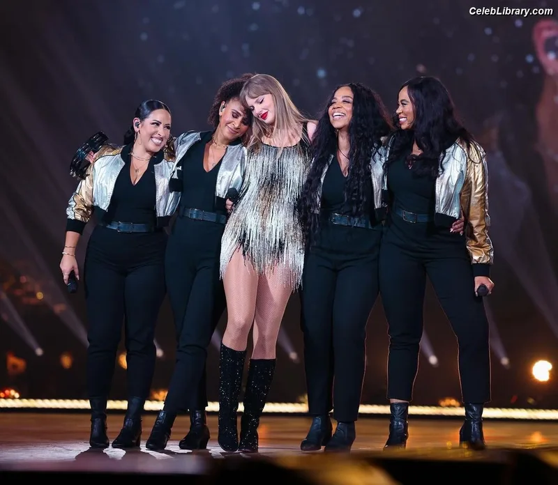 Taylor Swift photo 14 of 4190