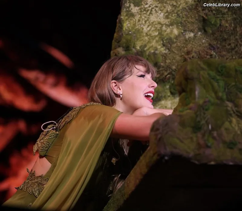 Taylor Swift photo 8 of 4190