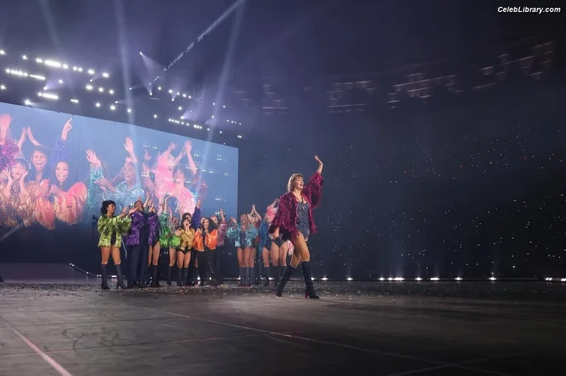 Taylor Swift photo 12 of 4190