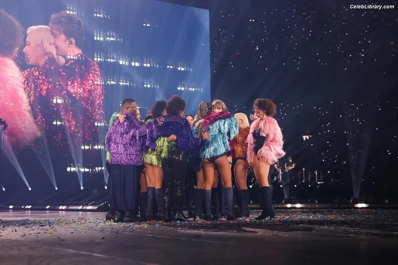 Taylor Swift photo 2 of 4190