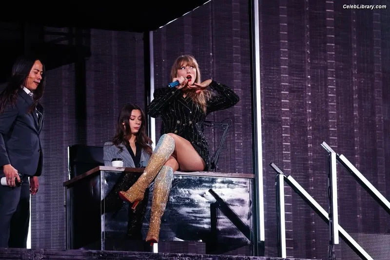 Taylor Swift photo 14 of 4190