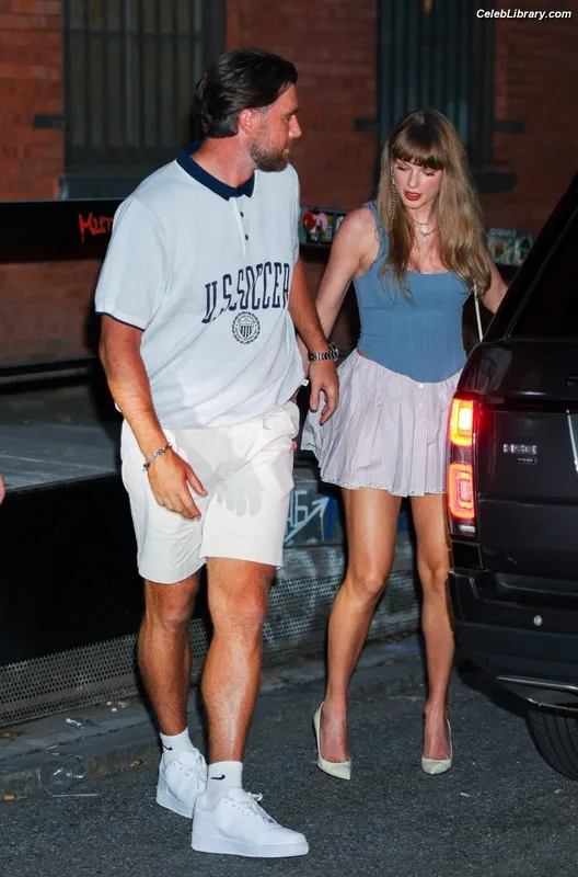 Taylor Swift photo 23 of 4190